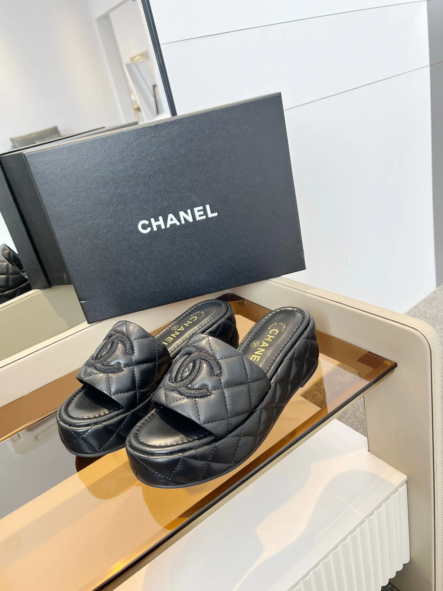 👟👟Ex-factory price 440👟👟 CHANEL｜Xiaoxiang𝟐𝟎𝟐5/𝐒𝐒 𝐧𝐞𝐰Lazy spring and summer new vacation slippers. New design, simple and versatile, super beautiful little slippers 😍 No matter how you look at it, it looks good👍🏻… Fabric: Sheepskin Lining: Sheepskin Color: white, apricot, black. The height of the water table is about 5cm, orders are welcome👏👏👏